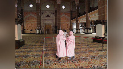 'Sayyohlardan tegishli dress-kodga amal qilish zarurligi so`ralmoqda 'ning rasmi