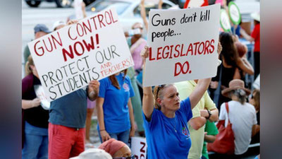 'Минглаб америкаликлар эркин қурол сотилишига қарши намойиш ўтказишди'ning rasmi