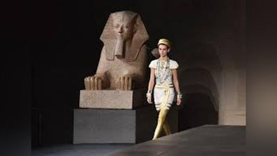 'Shanelning navbatdagi namoyishida qadimiy Misr jonlandi 'ning rasmi