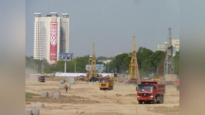 Изрображение 'ВСЕ СТРОЙКИ В СТОЛИЦЕ ОГОРОДЯТ БАННЕРАМИ С ИНФОРМАЦИЕЙ ОБ ОБЪЕКТАХ'