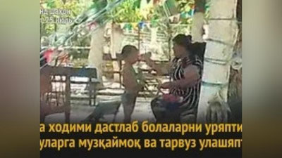 Изрображение 'ВИДЕО: В ДЕТСАДУ В САМАРКАНДЕ СЛАДОСТИ ДЕТЯМ РАЗДАВАЛИ ВМЕСТЕ СО ШЛЕПКАМИ'