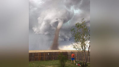 '​Канадалик эркак қутурган торнадони сезмай қолди'ning rasmi