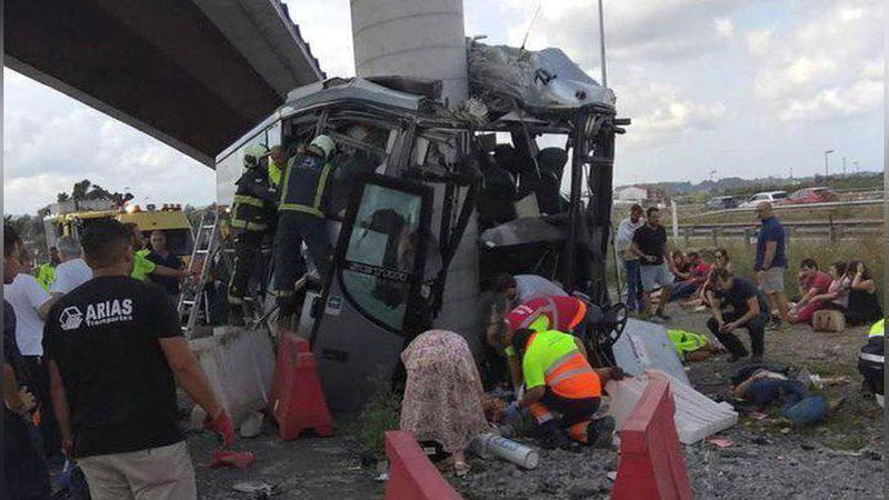 'Ispaniyada yo`lovchi avtobus beton to`siqqa borib urildi 'ning rasmi