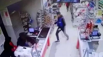 Изрображение 'Парень из Узбекистана отбился в магазине от грабителей жвачкой и пачками кофе (видео)'