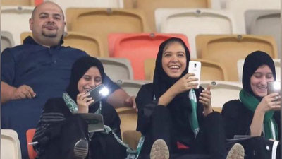 Изрображение 'В САУДОВСКОЙ АРАВИИ НА ФУТБОЛЬНЫЙ МАТЧ ВПЕРВЫЕ ПУСТИЛИ ЖЕНЩИН'