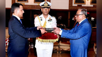 Изрображение 'ПОСОЛ В БАНГЛАДЕШ ВРУЧИЛ ГРАМОТЫ ПРЕЗИДЕНТУ АБДУЛУ ХАМИДУ'