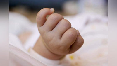 'Sergelida qoldirib ketilgan chaqaloqni topib olishdi'ning rasmi