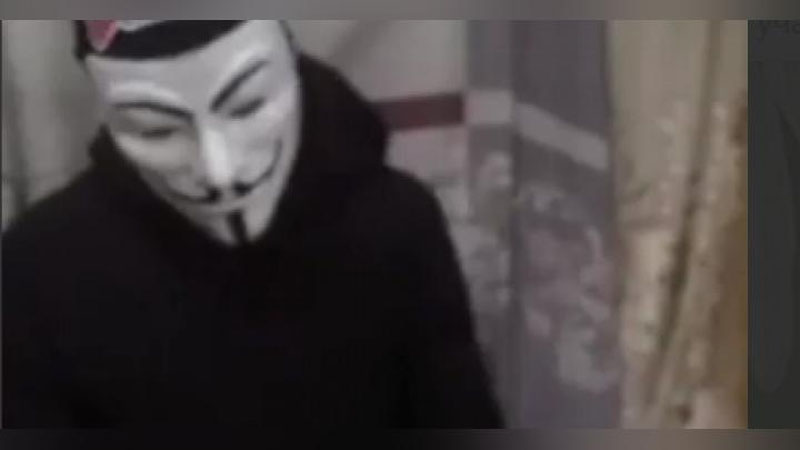'Андижонда самосуд:  Ниқоб таққан одам йигитнинг бўйнига пичоқ тираб уни ўлдиришини айтди (видео)'ning rasmi