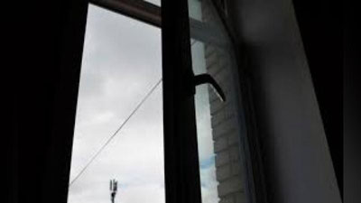 'Тошкентда 1,5 яшар бола 11-қаватдан тушиб кетиб, ҳалок бўлди'ning rasmi