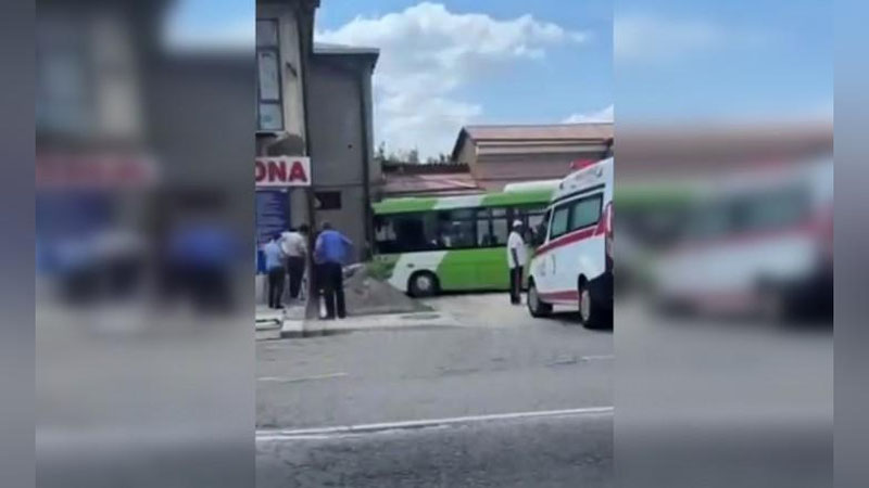 'Toshkentda avtobus va  "Cobalt" to`qnashdi'ning rasmi