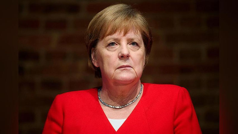 'Angela Markel sahnada qoqilib yiqildi (Video)'ning rasmi