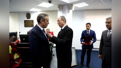 Изрображение 'РЕКТОР РОССИЙСКОГО ВУЗА НАГРАЖДЕН ОРДЕНОМ "ДУСТЛИК"'