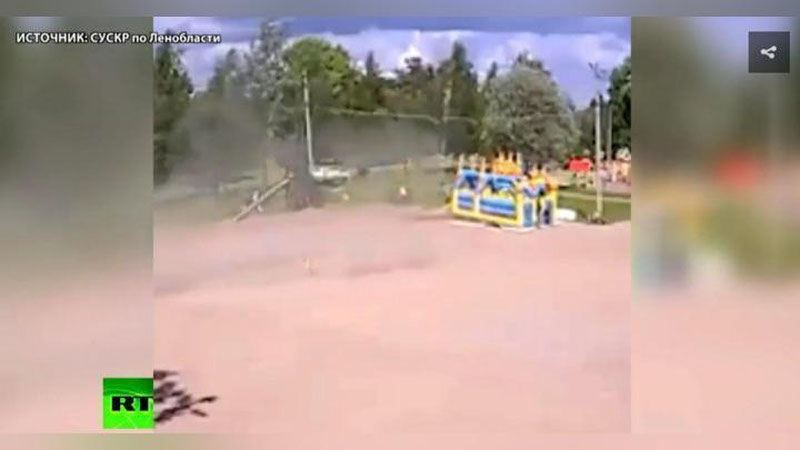 'Kuchli shamol uch bolakay o`ynayotgan batutni ag`darib yubordi (Video)'ning rasmi