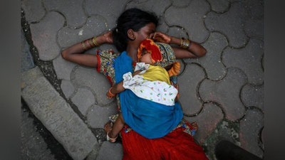 'Yangi Dehli ko`chalarida 70 mingdan ortiq boshpanasiz bolalar yashamoqda 'ning rasmi