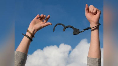 'Xotin-qizlar qo`mitasi kafilligida to`rt nafar mahkuma ayol qamoqdan ozod etildi'ning rasmi