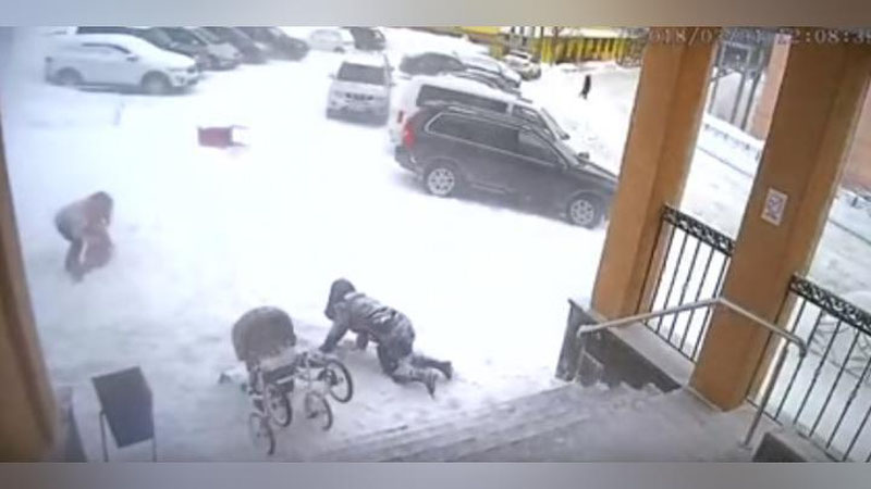 Изрображение 'ПОЛУТОРАГОДОВАЛАЯ ДОЧЬ СПАСЛА МАТЬ ОТ СНЕЖНОЙ ”ЛАВИНЫ” В РОССИИ (ВИДЕО)'