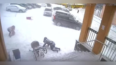 Изрображение 'ПОЛУТОРАГОДОВАЛАЯ ДОЧЬ СПАСЛА МАТЬ ОТ СНЕЖНОЙ ”ЛАВИНЫ” В РОССИИ (ВИДЕО)'