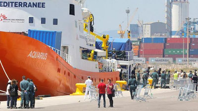 'Qochoqlar xayriya kemalari yordamida Ispaniyaga olib kelindi 'ning rasmi