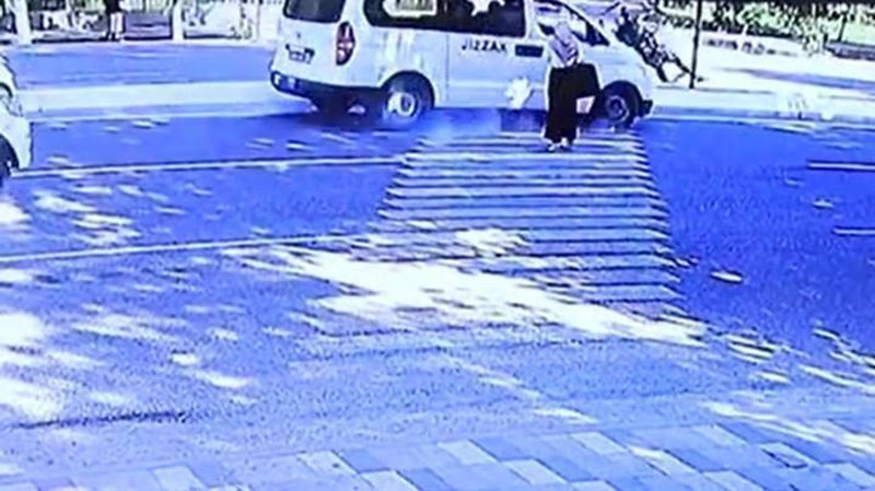 Изрображение 'В Джизаке машина скорой помощи сбила женщину на пешеходном переходе'