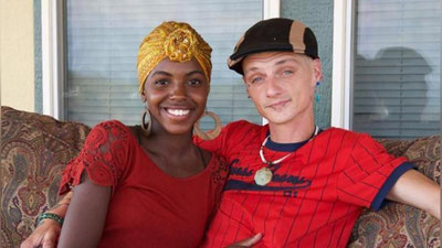 'СОНСИЗ ТУҒИЛГАН ИНСОН ЎЗИДАН БЎЙИ УЗУН ВА 15 ЁШ  КИЧИК АЁЛ БИЛАН УЧРАШМОҚДА (ФОТО ВА ВИДЕО)'ning rasmi