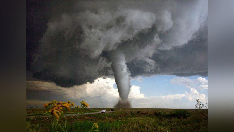 '​Amerikadagi qudratli tornado uy va mashinalarni o`z domiga tortdi'ning rasmi