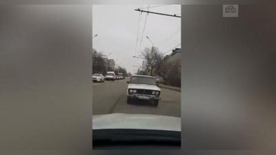 Изрображение 'ВИДЕО: ЕДУЩАЯ ЗАДОМ НАПЕРЕД МАШИНА ШОКИРОВАЛА ВОДИТЕЛЕЙ СТАВРОПОЛЬЯ'