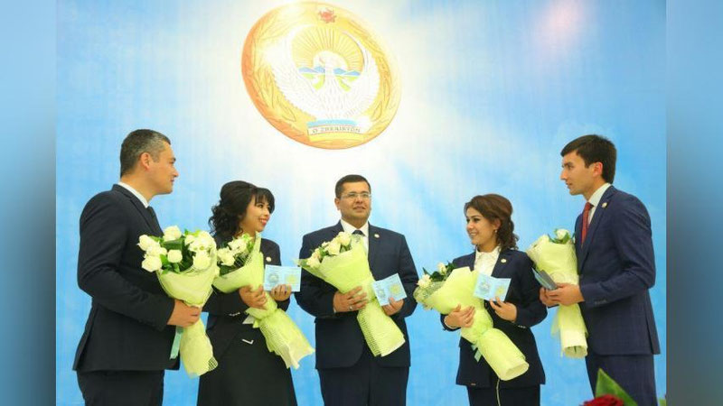 '41 nafar yoshlarga "O`zbekiston belgisi" ko`krak nishoni topshirildi'ning rasmi