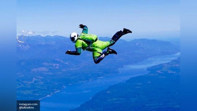 Изрображение 'ПАРАШЮТИСТ СМОГ ПОЙМАТЬ СЛЕТЕВШИЙ КРОССОВОК В ВОЗДУХЕ (ВИДЕО)'