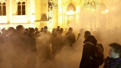 'Budapeshtda norozilik namoyishi bo`lmoqda 'ning rasmi