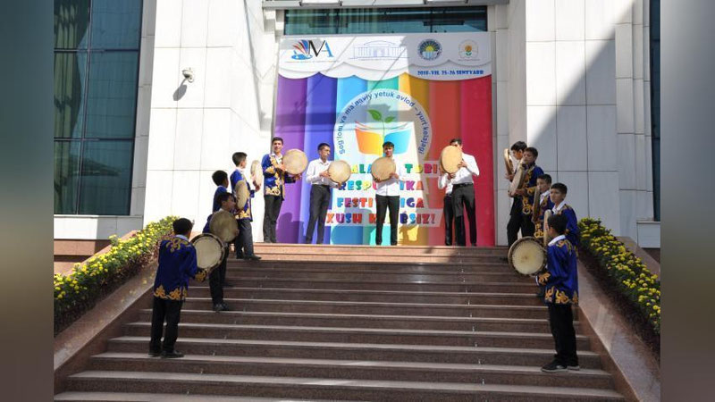 '“O`zbekiston” noshirlari “Bolalar kitobi” Respublika festivalida'ning rasmi