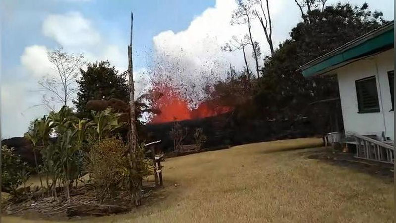 Изрображение 'ЖИТЕЛЬ ГАВАЙЕВ СНЯЛ НА ВИДЕО ОГНЕННЫЙ ФОНТАН ВО ДВОРЕ ДОМА'