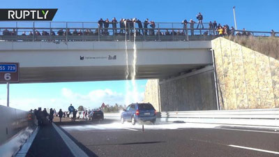 'Italiyalik fermerlar mahsulotlarining past narxlarda baholanayotganidan norozi 'ning rasmi