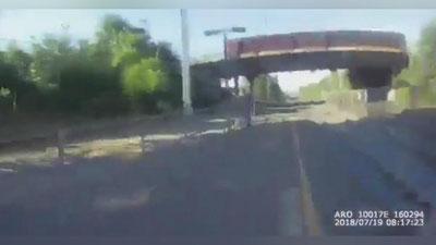 'AQShda bir erkak poezd tagida qolib ketishiga bir bahya qoldi (Video)'ning rasmi