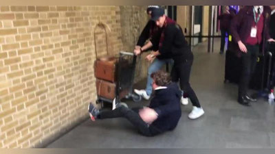 '“Гарри Поттер”нинг муҳлиси девор орқали Хогвартс мактабига ўтмоқчи бўлди (Видео)'ning rasmi