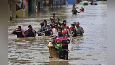 'Hindistondagi kuchli yog`ingarchiliklar oqibatida 100 yaqin kishi halok bo`ldi'ning rasmi