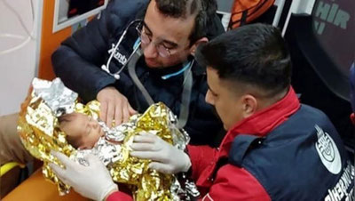 'Turkiyada 90 soat vayronalar ostida qolgan 10 kunlik chaqaloq qutqarildi (video)'ning rasmi