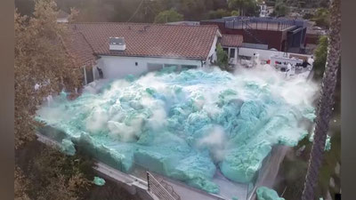 Изрображение 'Блогер затопил весь двор пеной ради рекорда: впечатляющее видео'