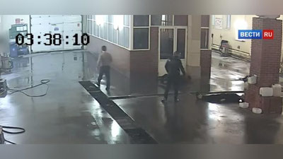 Изрображение 'ЖИТЕЛЬ ПОДМОСКОВЬЯ ОДНИМ УДАРОМ УБИЛ СОТРУДНИКА АВТОМОЙКИ (ВИДЕО, 18+)'