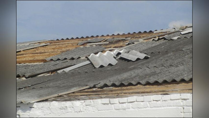 Изрображение 'СИЛЬНЫЙ ВЕТЕР ПОВРЕДИЛ КРЫШИ ЗДАНИЙ В НАВОИЙСКОЙ ОБЛАСТИ'