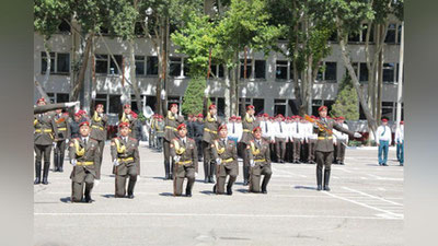 'O`z. R. Milliy gvardiyasi Harbiy-texnik institutini tamomlagan yosh ofiserlarning bitiruviga bag`ishlangan marosim bo`lib o`tdi'ning rasmi