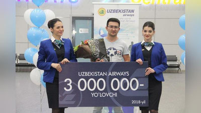 'Uzbekistan Airways yubiley yo`lovchisiga aviabilet sertifikatini taqdim etdi'ning rasmi