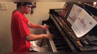 'Pissa eltuvchisi pianinoda o`z mahoratini namoyish etdi (Video)'ning rasmi