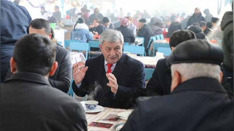 'Narimon Umarov “Chorsu“ bozorida xalq bilan suhbat qildi'ning rasmi