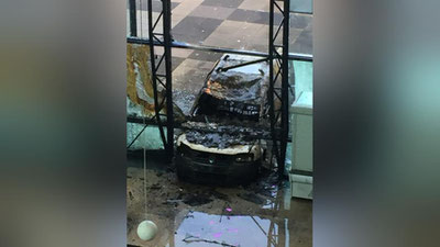 'Amsterdamda avtomobil “Telegraaf” gazetasi binosiga urildi (Video)'ning rasmi