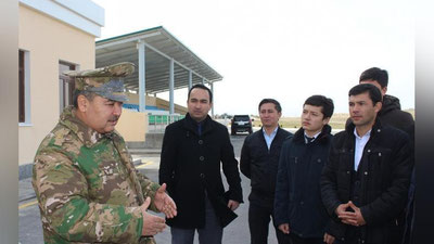 'Mudofaa vaziri poligonda ijodkor yoshlar bilan jangovar tayyorgarlik mashg`ulotlarini kuzatdi'ning rasmi