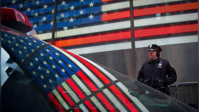 'АҚШда 12 соатдан бери ўқ узаётган эркак бир полициячининг қотилига айланди'ning rasmi