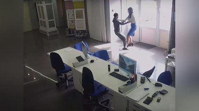 'Красноярскда тасодифий ўткинчи қизни зўравон чангалидан қутқарди (Видео)'ning rasmi