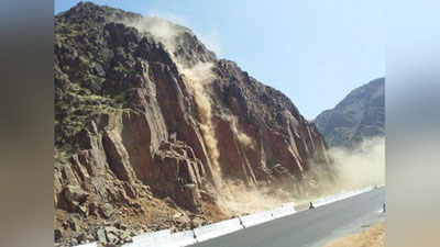 Изрображение 'Фото: МЧС сносит каменные массы на опасном участке перевала "Камчик"'