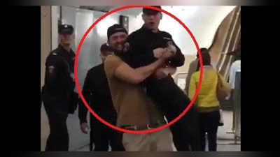 'Moskva metrosi yo`lovchisi rosgvardiyachini ko`tarib oldi-yu, qo`lga tushdi (Video)'ning rasmi