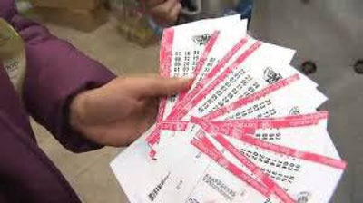 'Nyu-Yorklik erkak va ayol 2,2 million dollarlik lotereya chiptalarini sotib oldi'ning rasmi